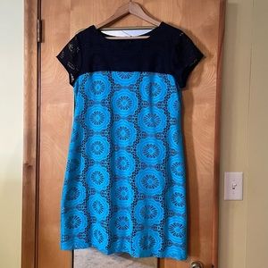 Retro-inspires lace mini dress